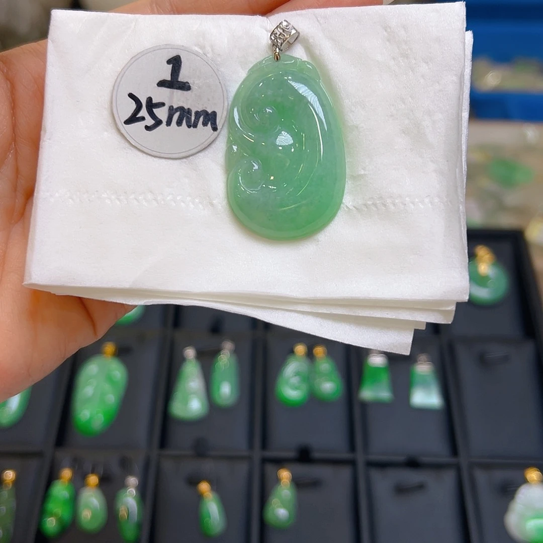 翡翠颈饰18K金镶嵌翡翠