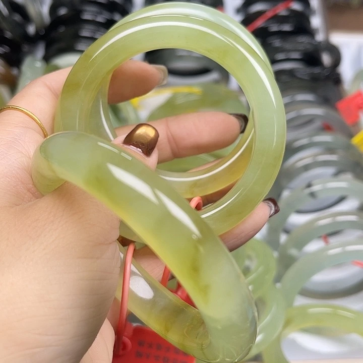 夜***市蛇纹石玉未镶嵌手镯