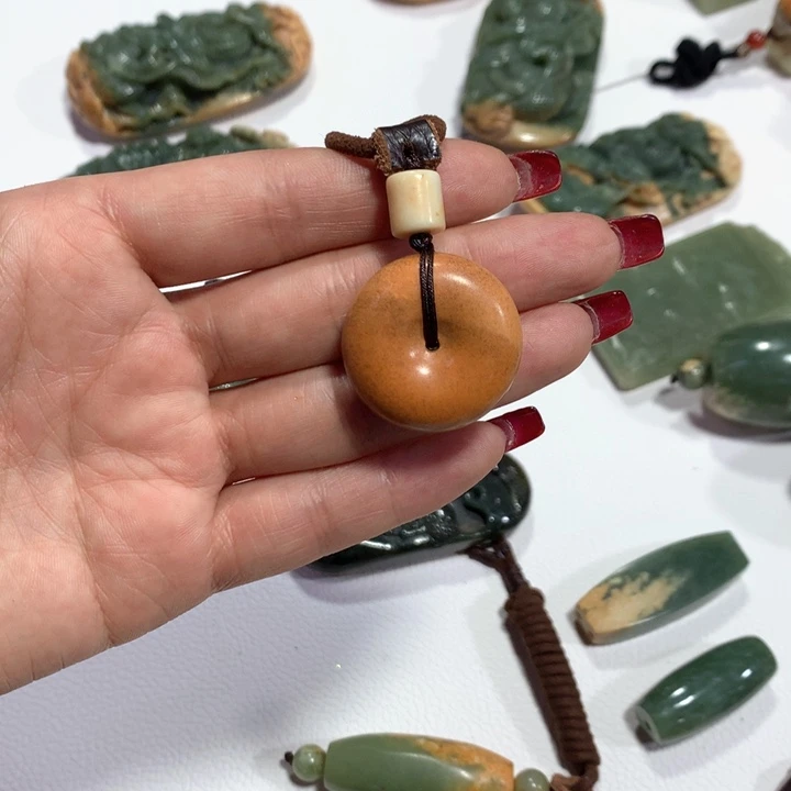 透闪石质玉挂件未镶嵌