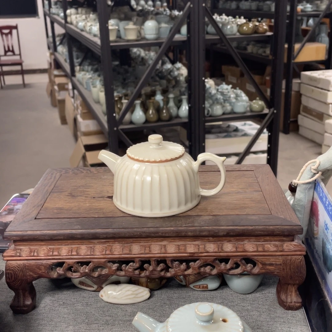 瓷片月白釉支烧青莲壶