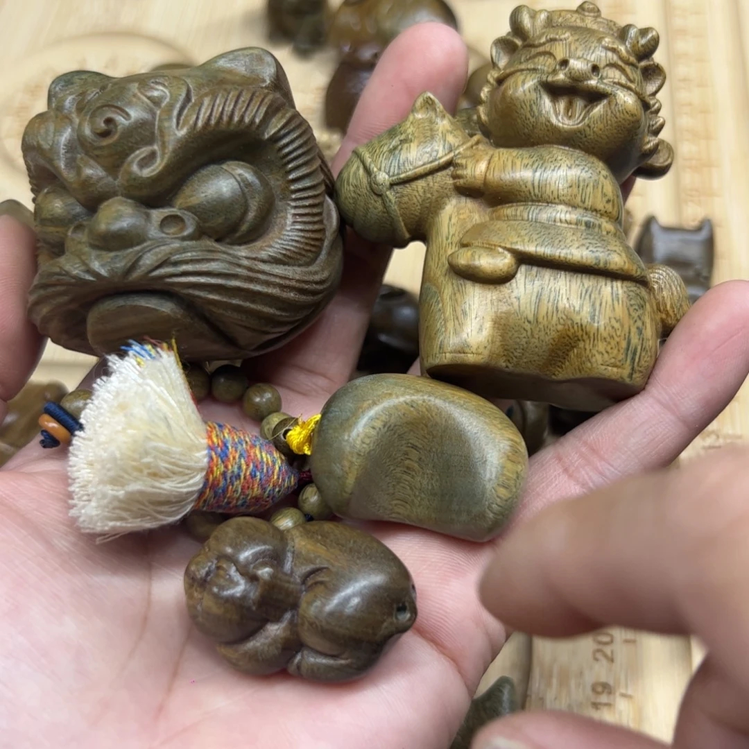 哈****维腊木（绿檀）无事牌