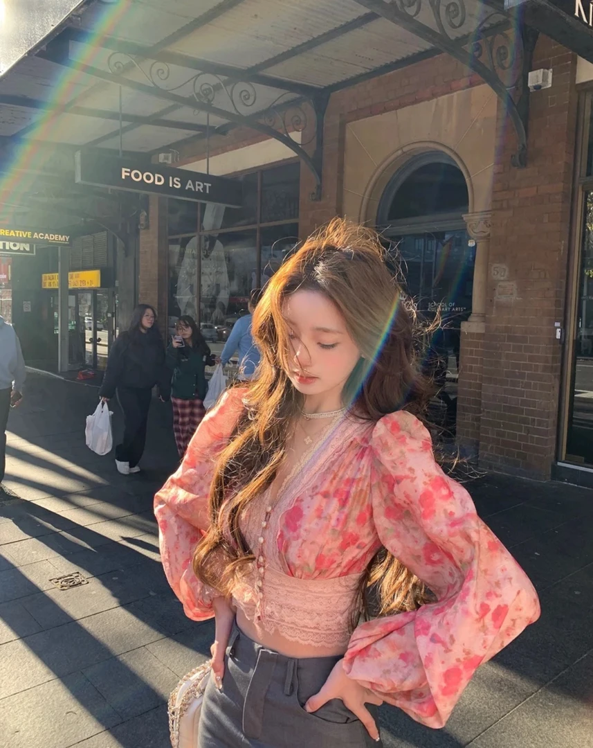 法式碎花v领长袖衬衫女秋季蕾丝拼接收腰衬衣设计感短款绝美上衣