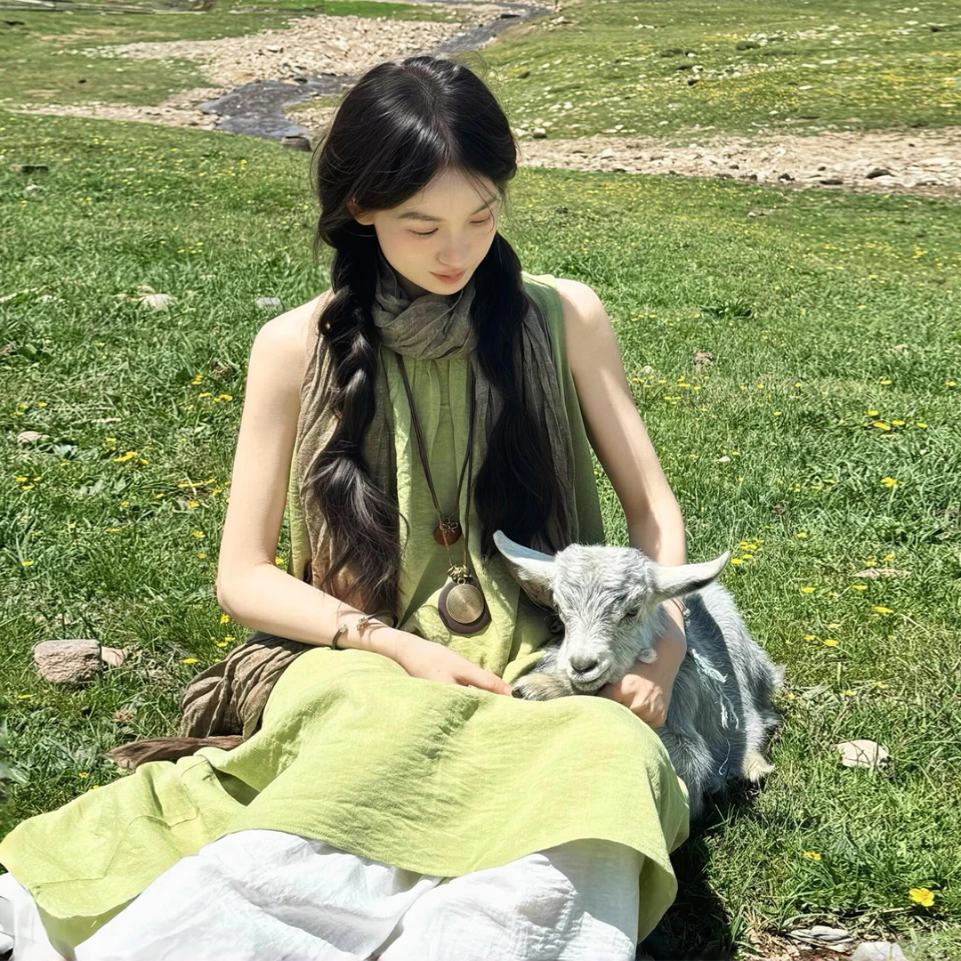 夏季绿色背心连衣裙子2025新款宽松绝美新疆川西旅游穿搭无袖长裙