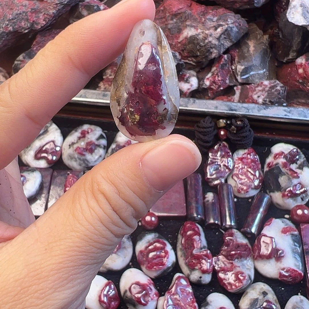 天然辰砂天然原矿朱砂吊坠