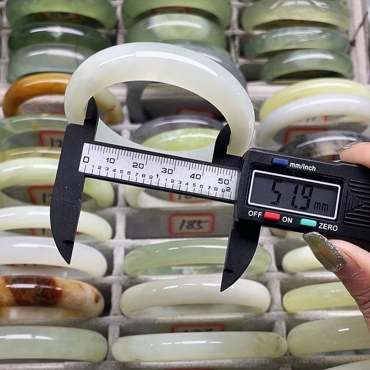 蛇纹石玉未镶嵌手镯185