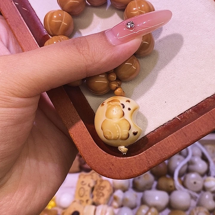 呦***呦猴头核桃手串滴流月亮