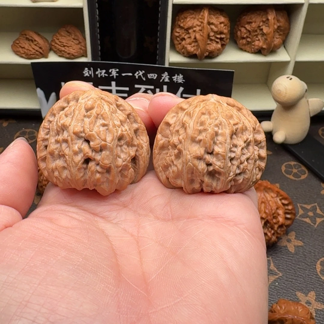 文玩核桃吊坠白狮子