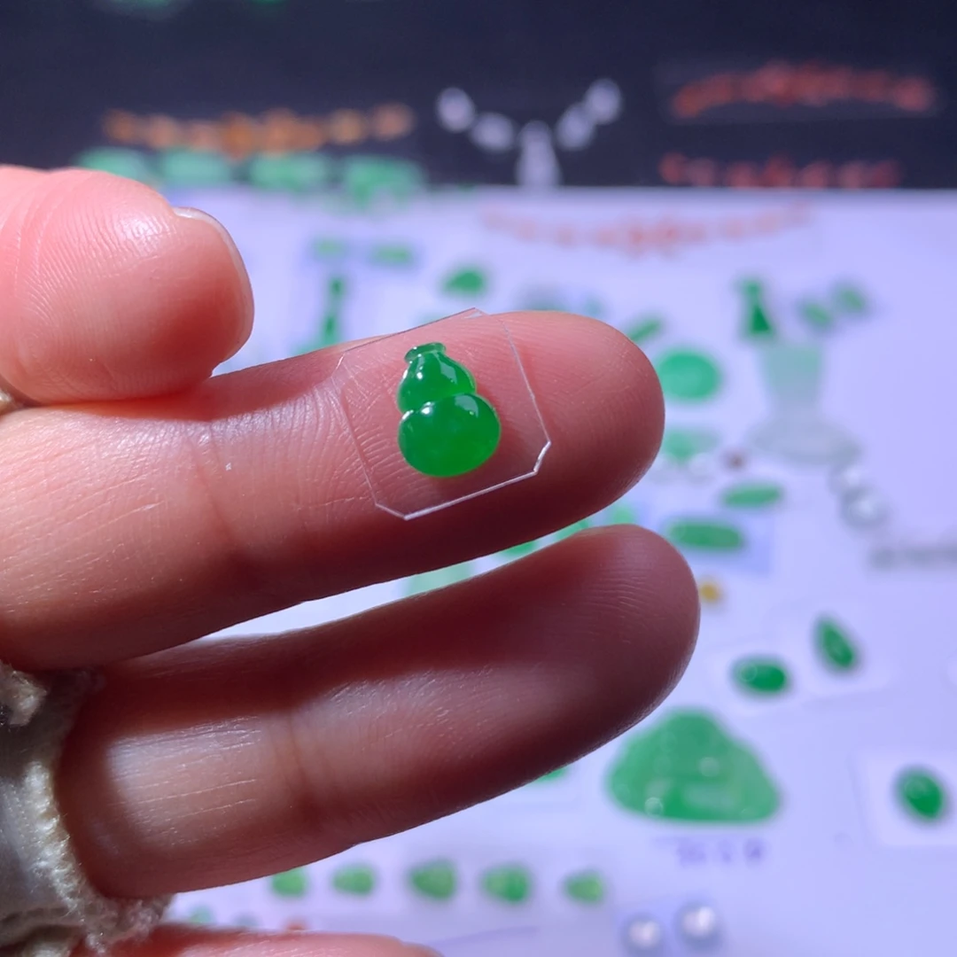 翡翠未镶嵌耳饰满绿葫芦