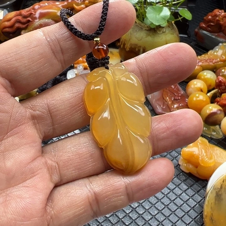 石英质玉（黄龙玉）颈饰未镶嵌