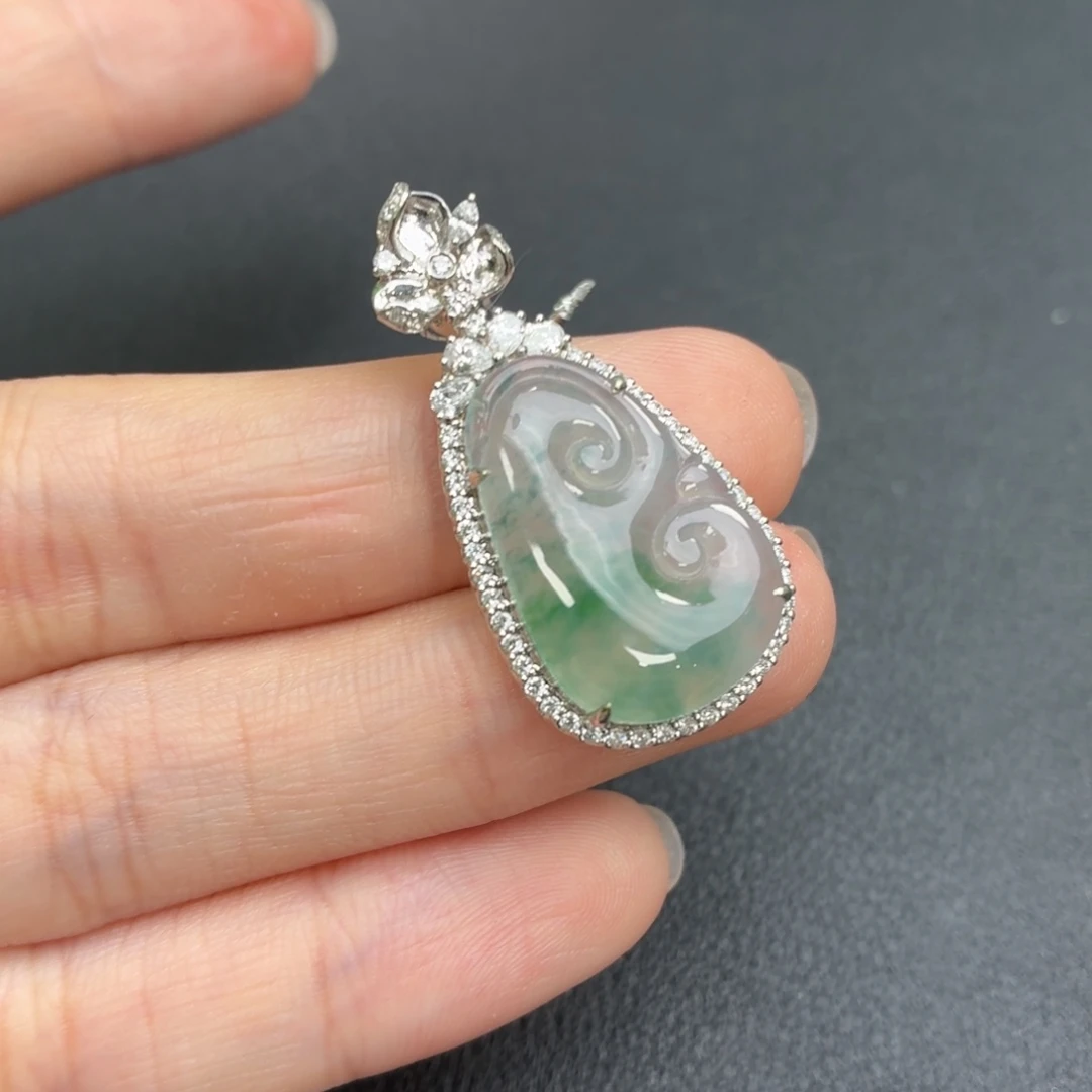 翡翠18K金镶嵌颈饰