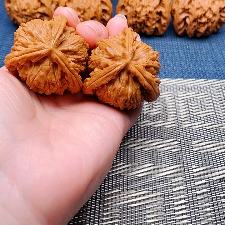 王***光吊坠文玩核桃三棱