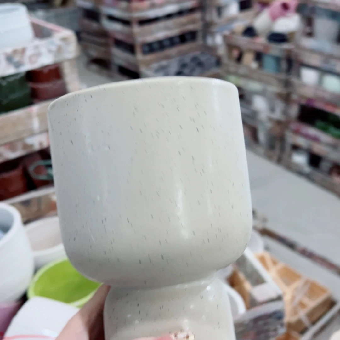 有孔，陶瓷花盆满10米包邮发货。