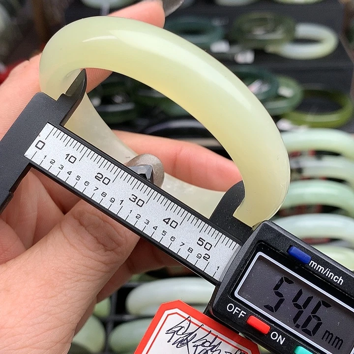 蛇纹石玉手镯未镶嵌622