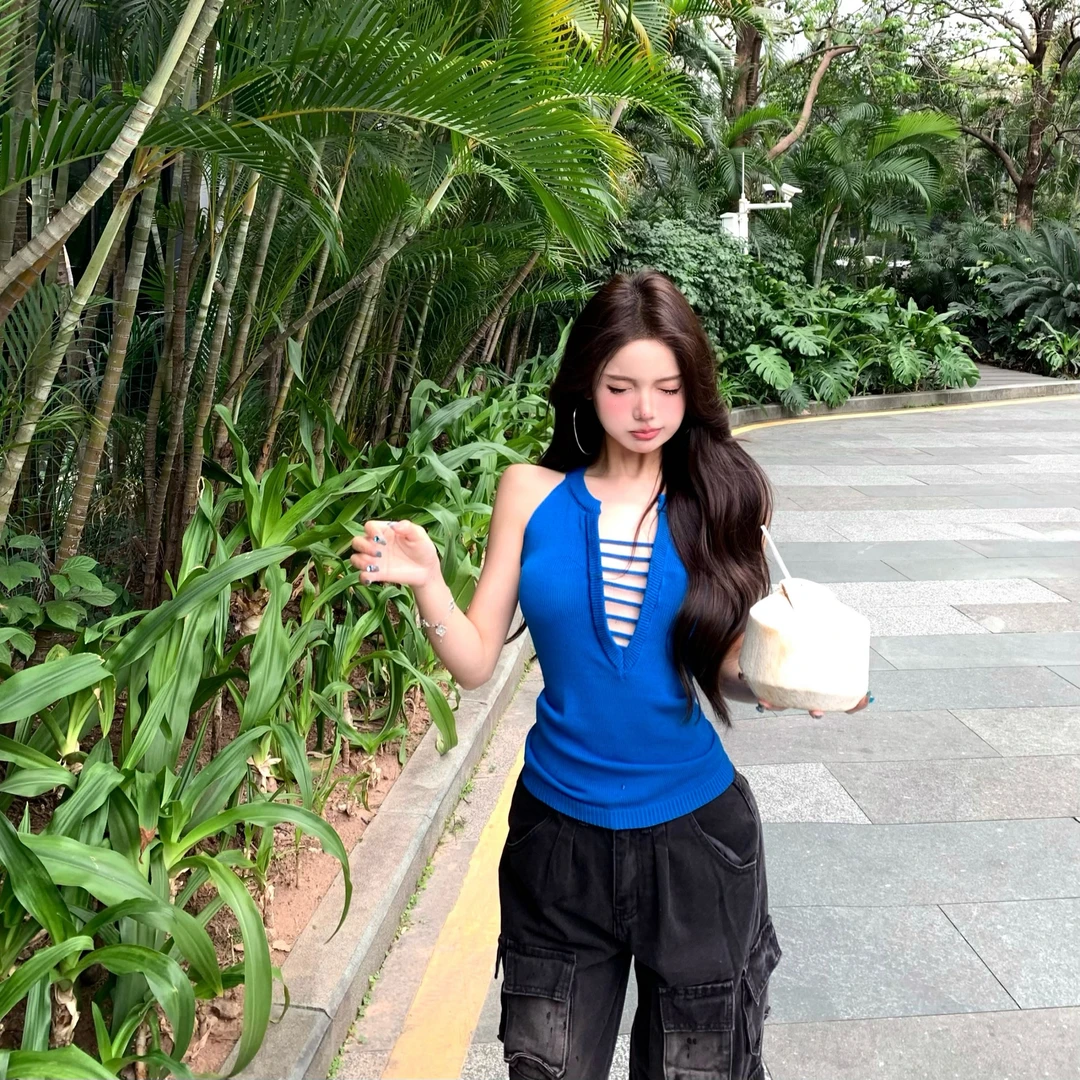 2025夏季潮流时尚辣妹风设计感V领镂空无袖修身显瘦针织女打底衫