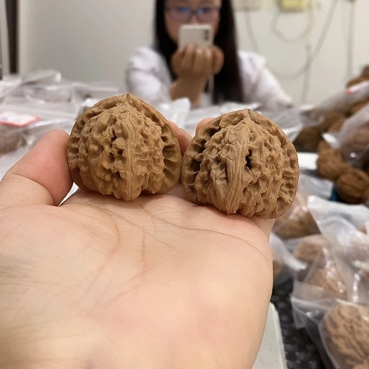 文玩核桃吊坠白狮子38+