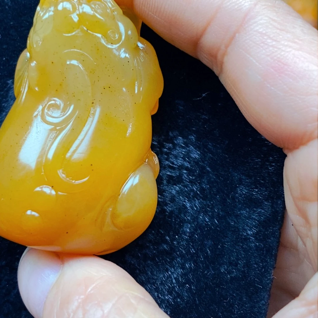 未镶嵌石英质玉（黄龙玉）颈饰