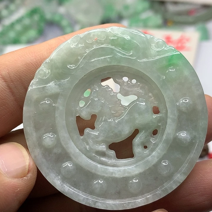 翡翠未镶嵌吊坠(赠链)