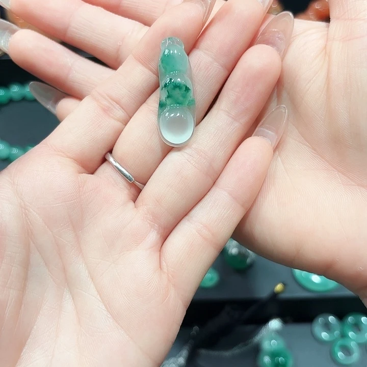 石英质玉（非洲翠）未镶嵌颈饰