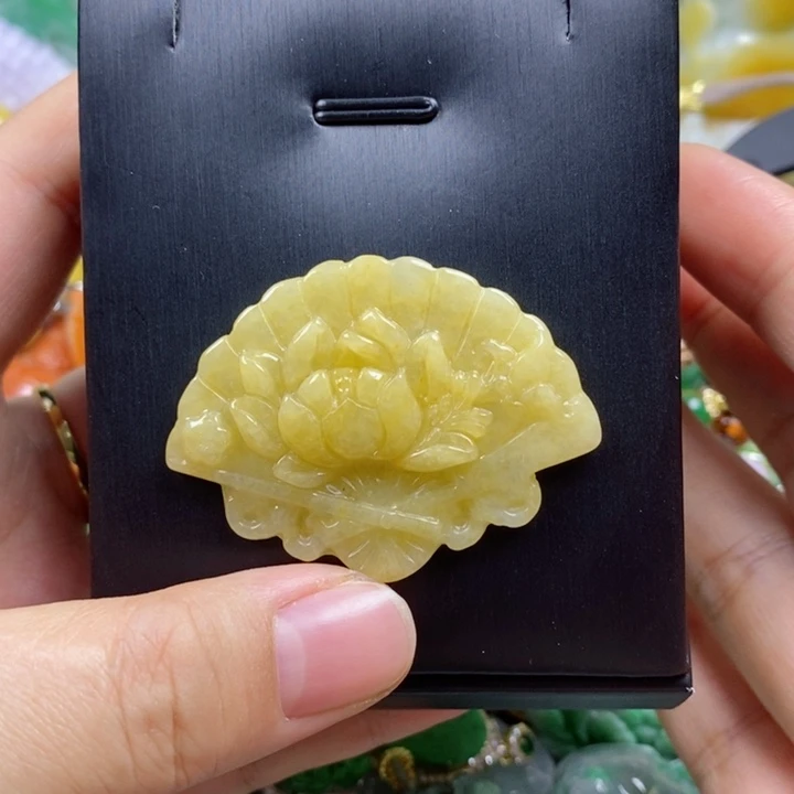 翡翠吊坠(赠链)未镶嵌
