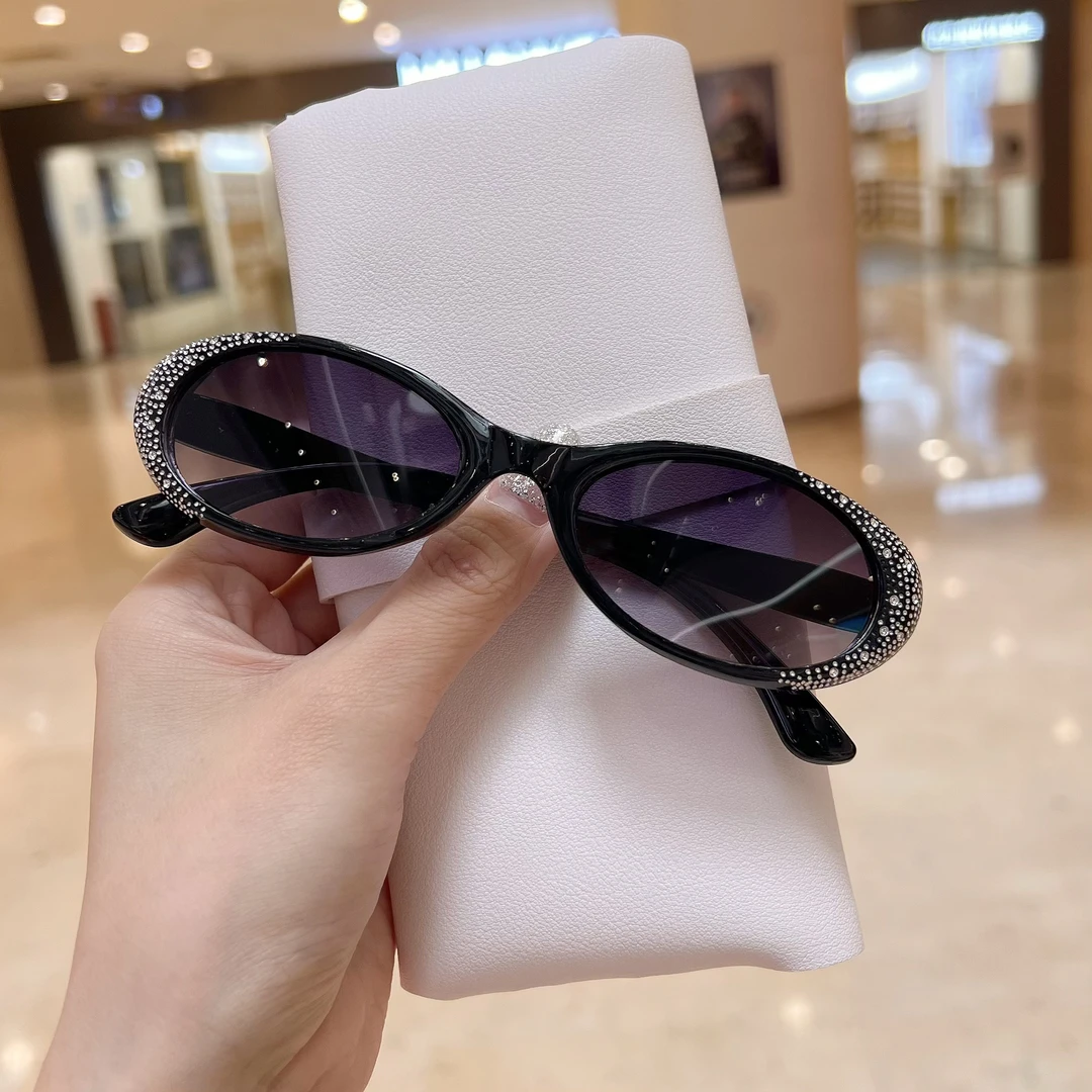 2025时尚镶钻椭圆小框太阳镜女显年轻气质眼镜遮阳旅游紫色墨镜潮