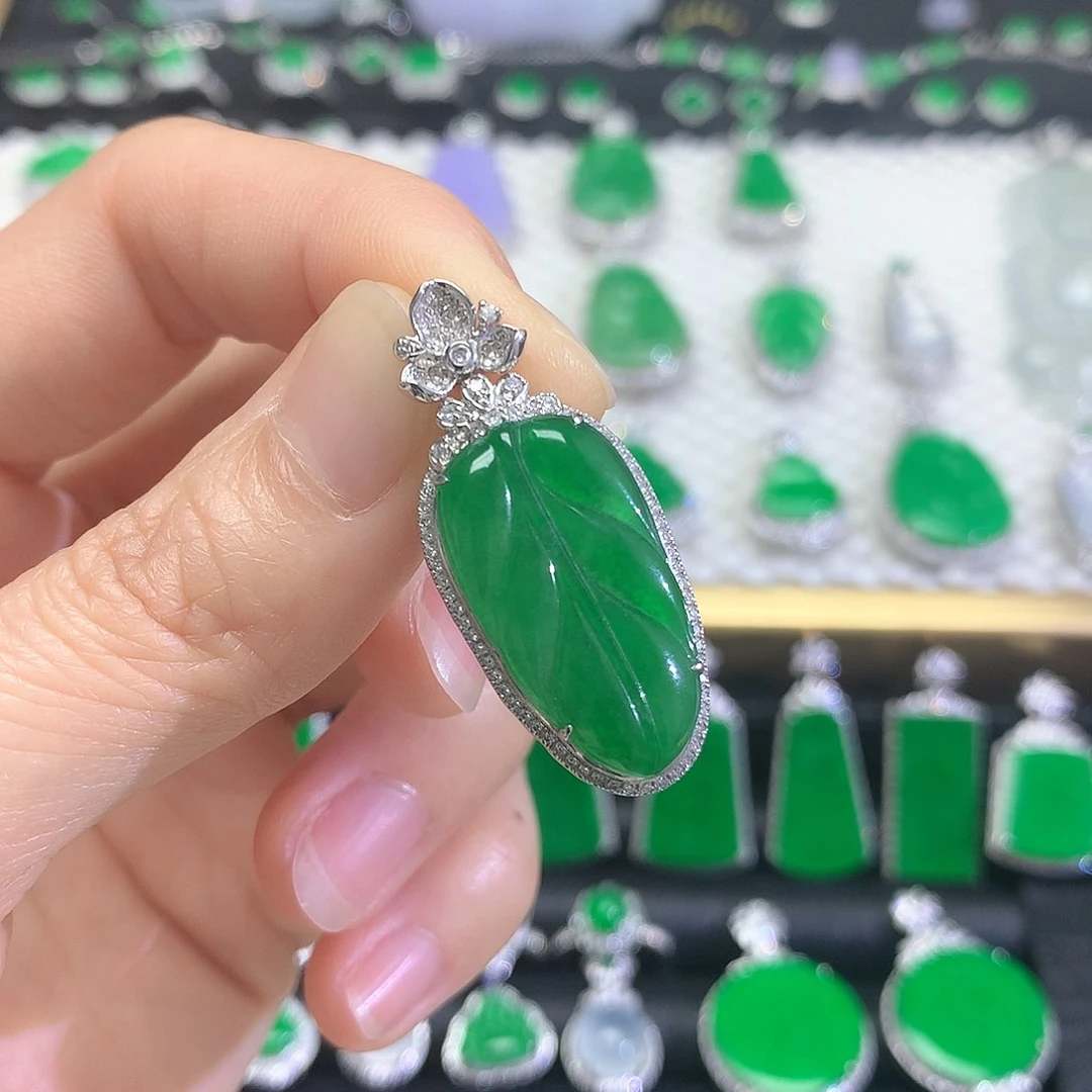 颈饰18K金镶嵌翡翠吊坠