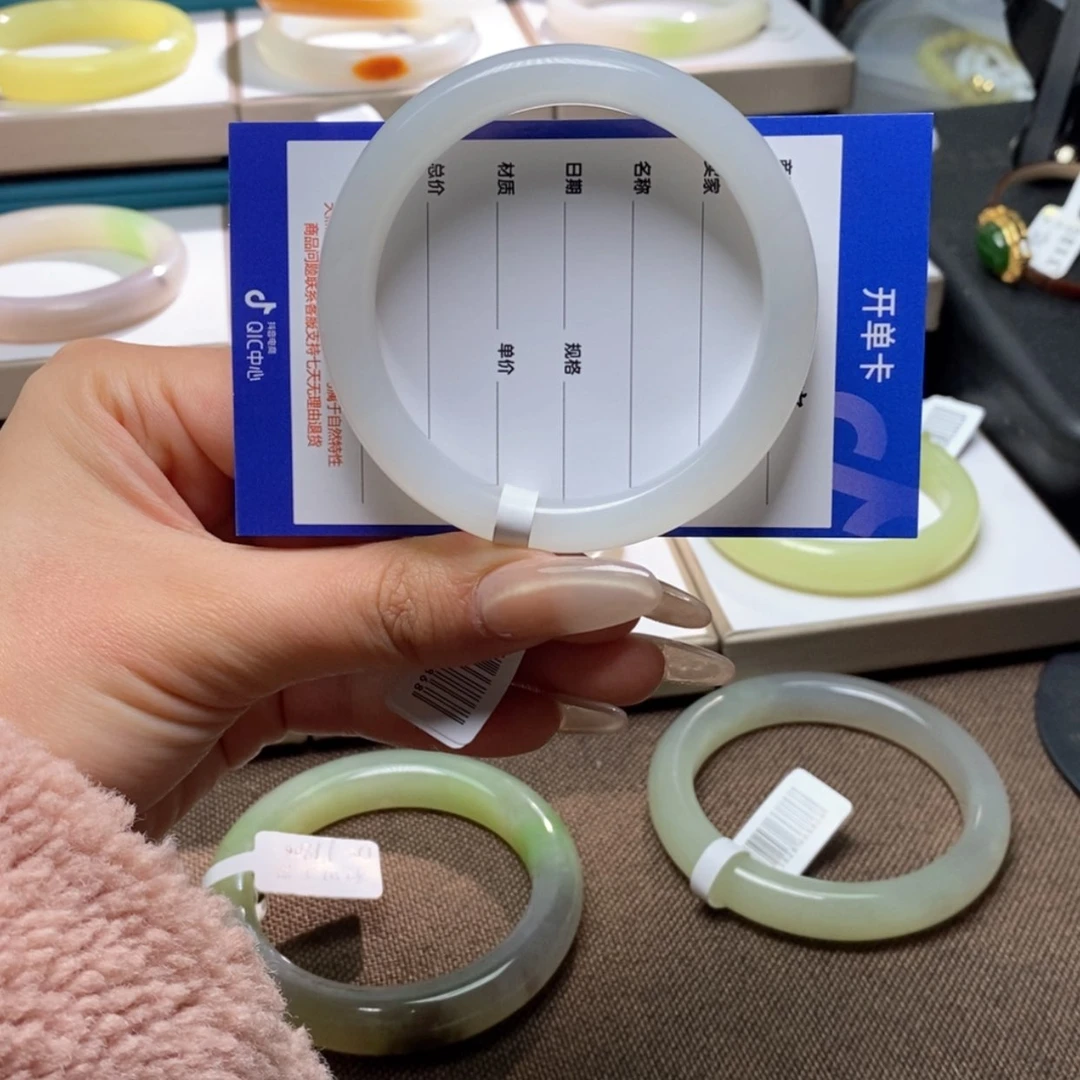 【闪购商品】和田玉手镯未镶嵌小***?