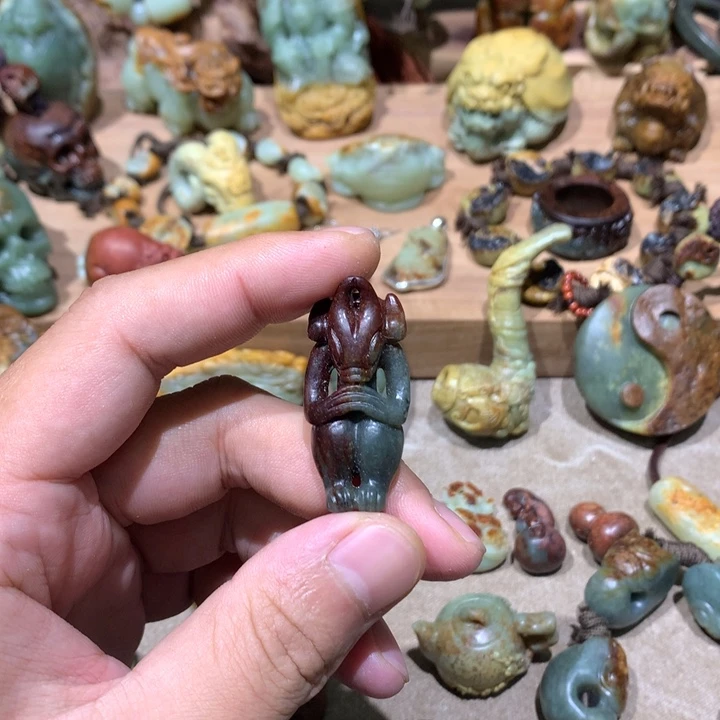 未镶嵌岫岩河磨玉（透闪石质玉）挂件