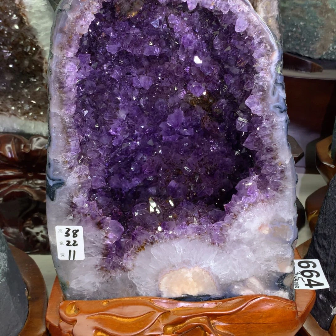 水晶摆件未镶嵌满钛金晶洞