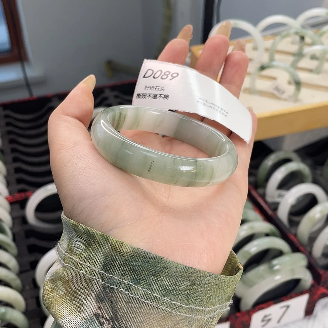 石英质玉未镶嵌手镯d089瑕