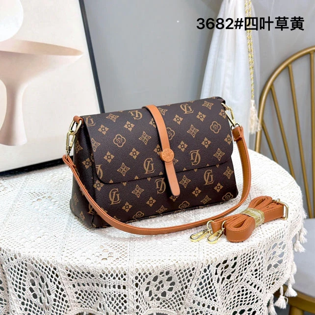 2025新款3682专柜女士通勤时尚单肩斜挎包翻盖多隔层小方包潮