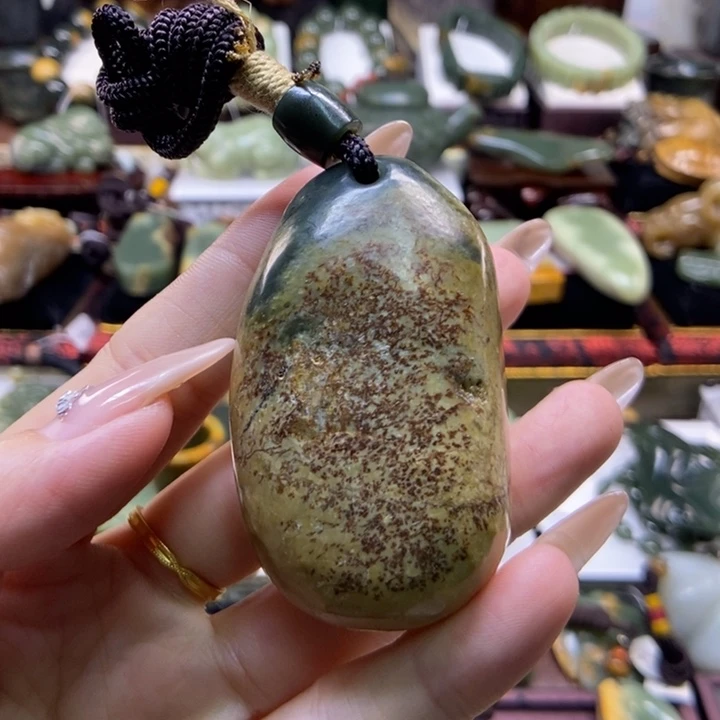 未镶嵌岫岩河磨玉（透闪石质玉）把件