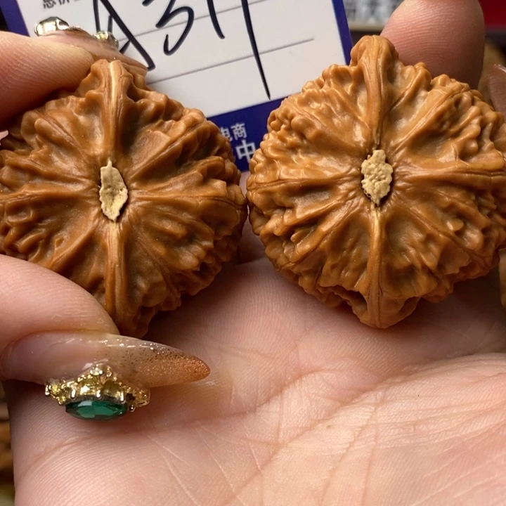 向***鹰把件桃核大宫灯大宫灯