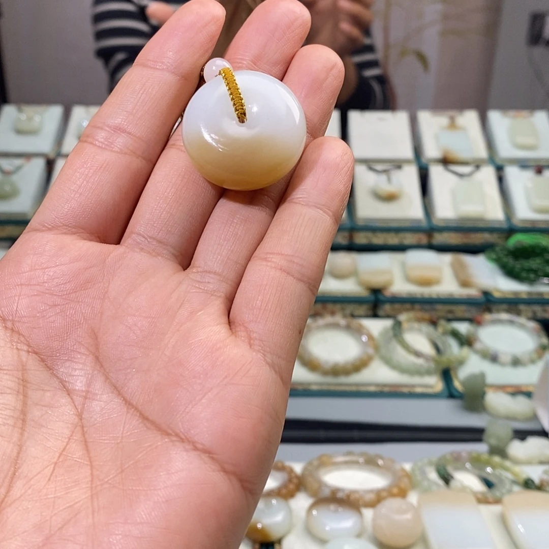 浠***雨和田玉未镶嵌颈饰