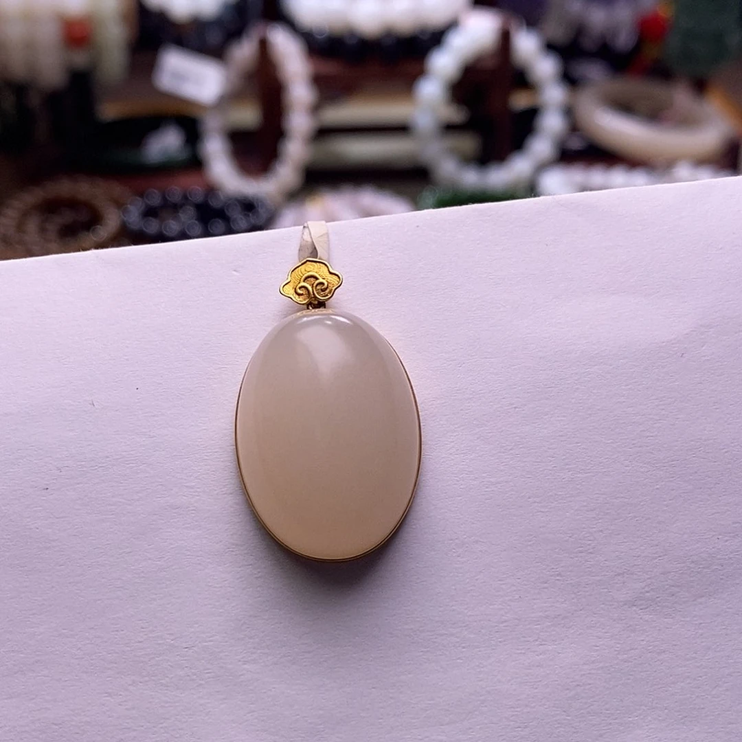 颈饰未镶嵌和田玉熟藕粉金镶蛋面吊坠