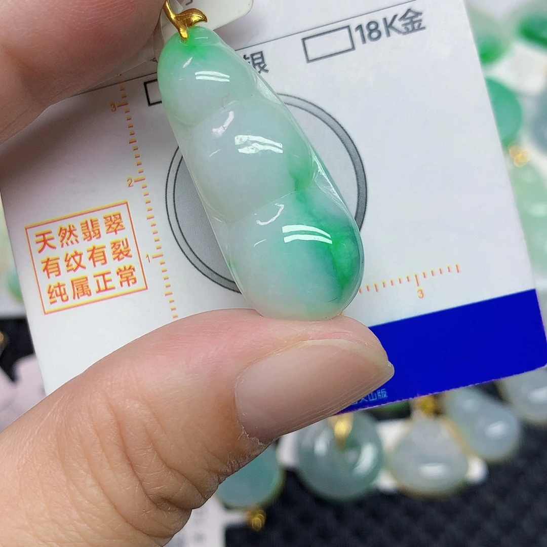 颈饰18K金镶嵌翡翠豆子