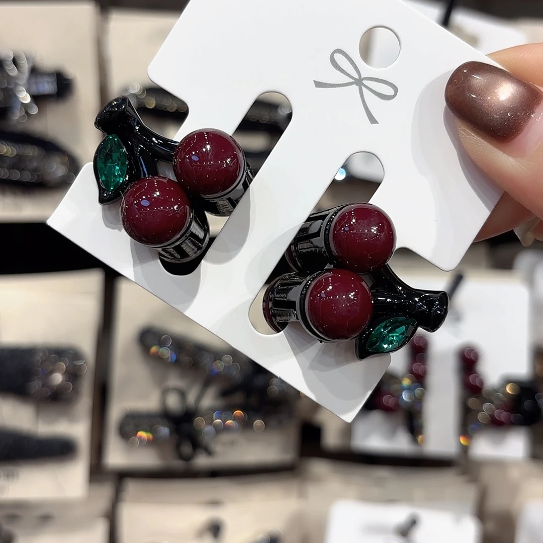 皮质铁合金车厘子色樱桃刘海抓夹一对