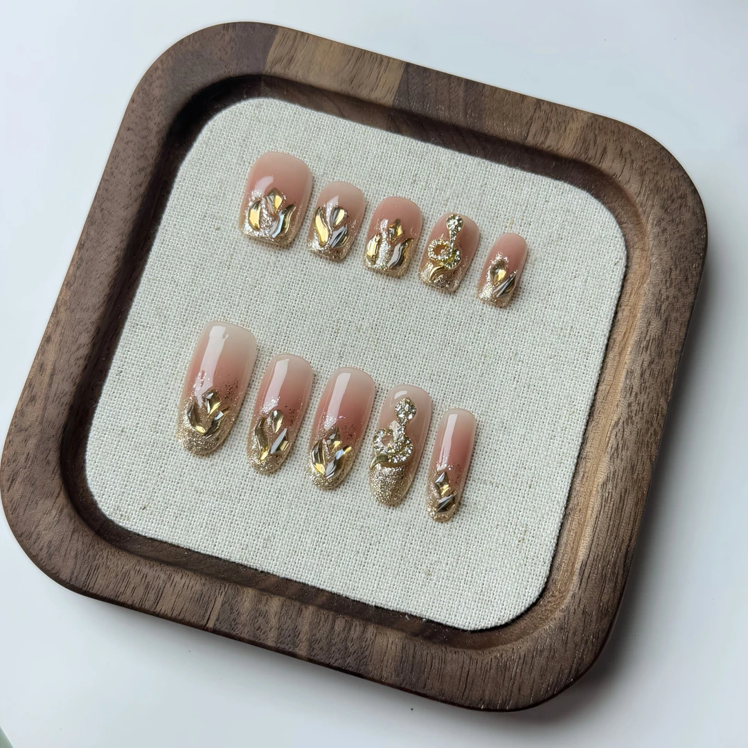 Daisy'【千金蛇】新年香槟金蛇来财显白轻奢爆闪穿戴甲