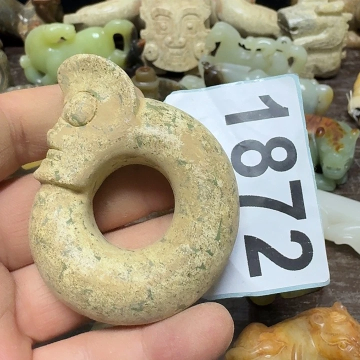透闪石-蛇纹石玉未镶嵌颈饰