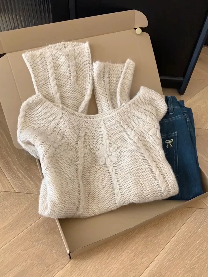 2025韩系镂空立体花朵长袖套头针织衫女士韩系早秋流行穿搭上衣