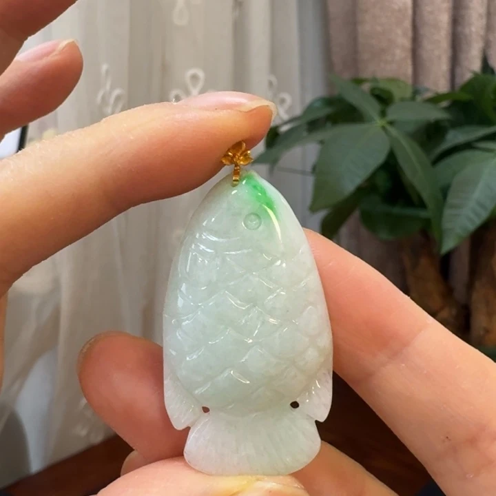 翡翠18K金镶嵌颈饰年年有余