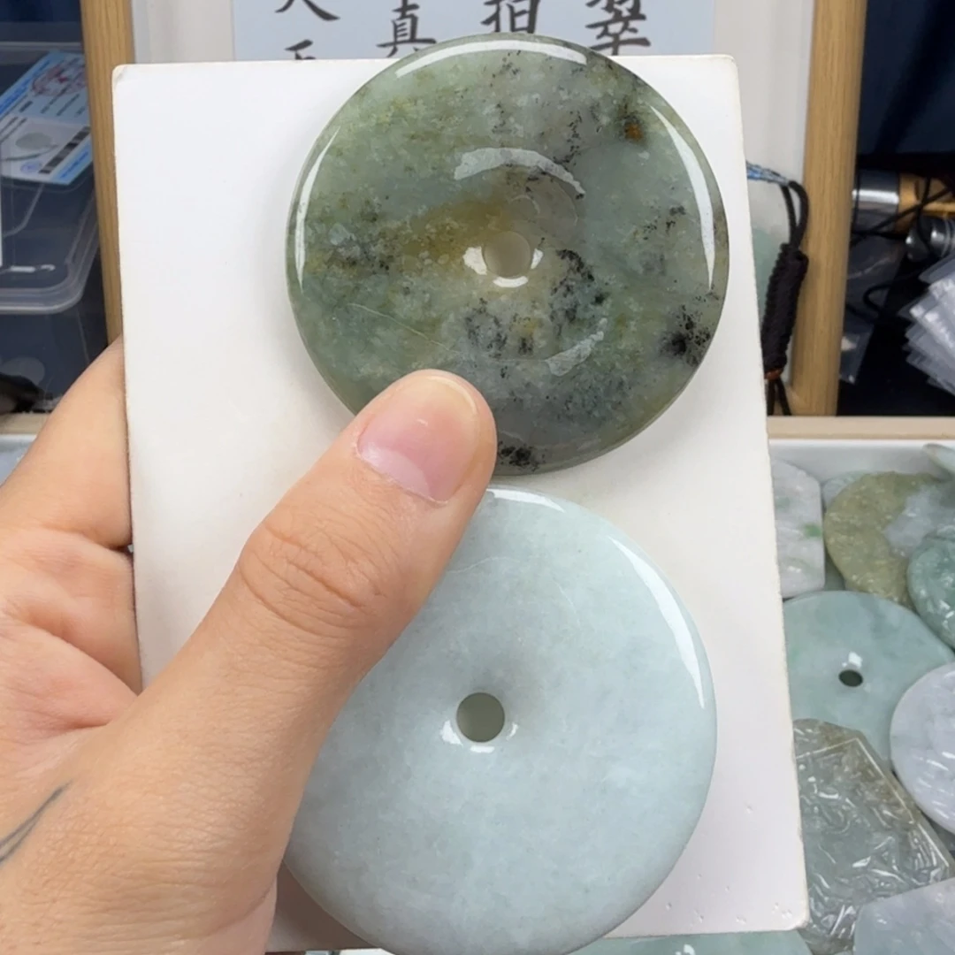 翡翠挂件未镶嵌翡翠