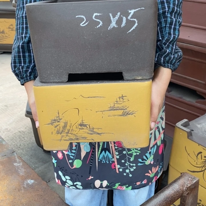 紫砂花盆只顾看手机和睡觉