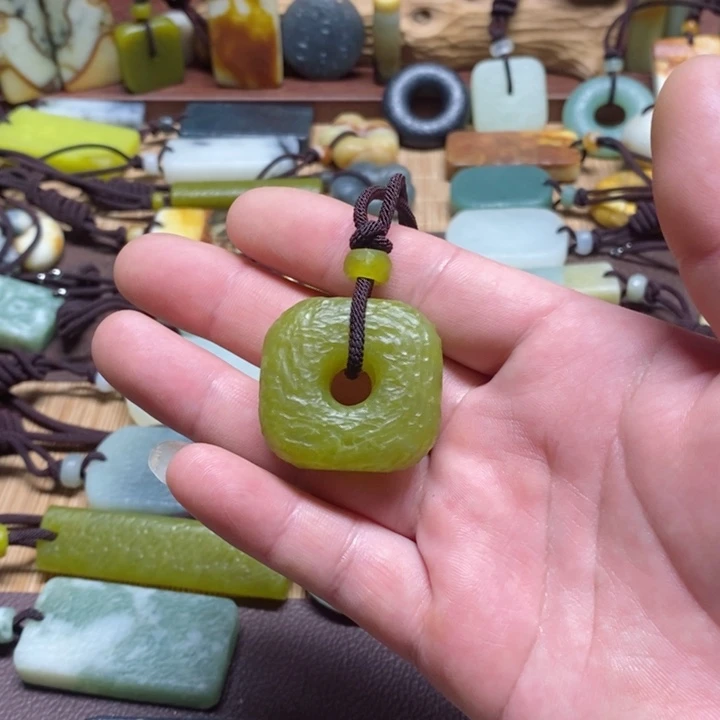 蛇纹石玉挂件未镶嵌伟