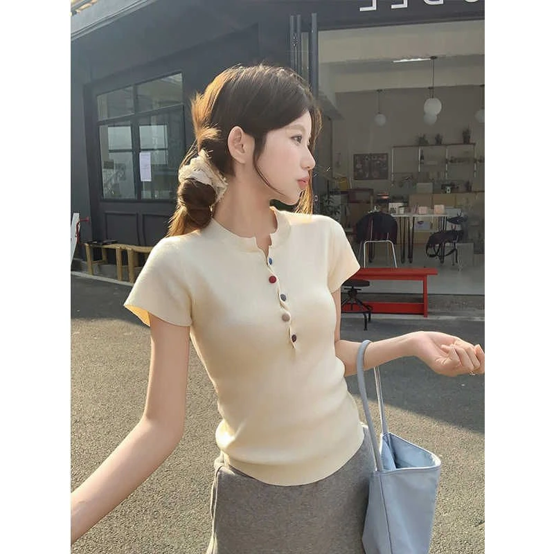 杏色彩扣短袖针织衫女2025夏季新款修身显瘦内搭打底高级感上衣女