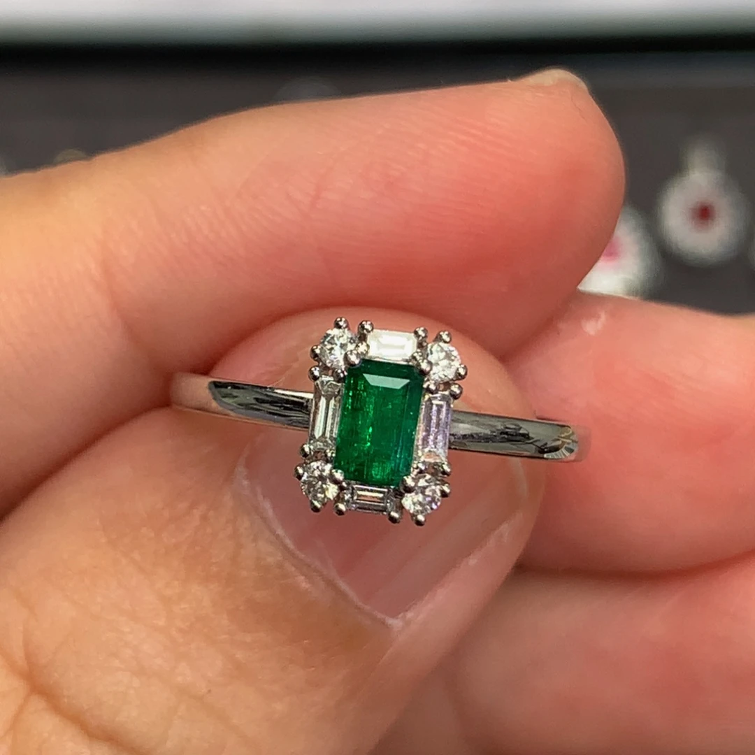 祖母绿戒指18K金镶嵌