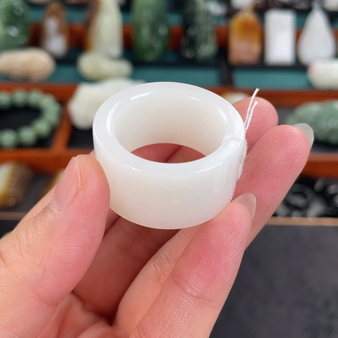 未镶嵌戒指和田玉