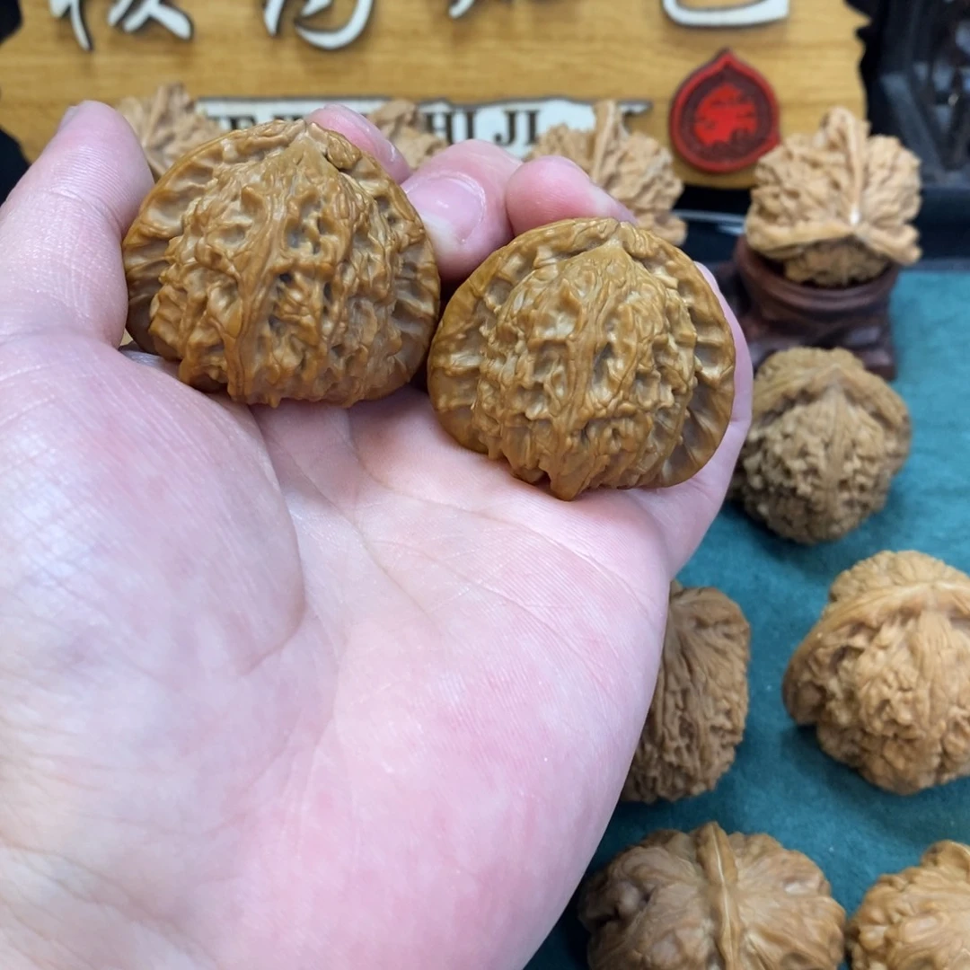 文玩核桃把件B****芦三角白40全品