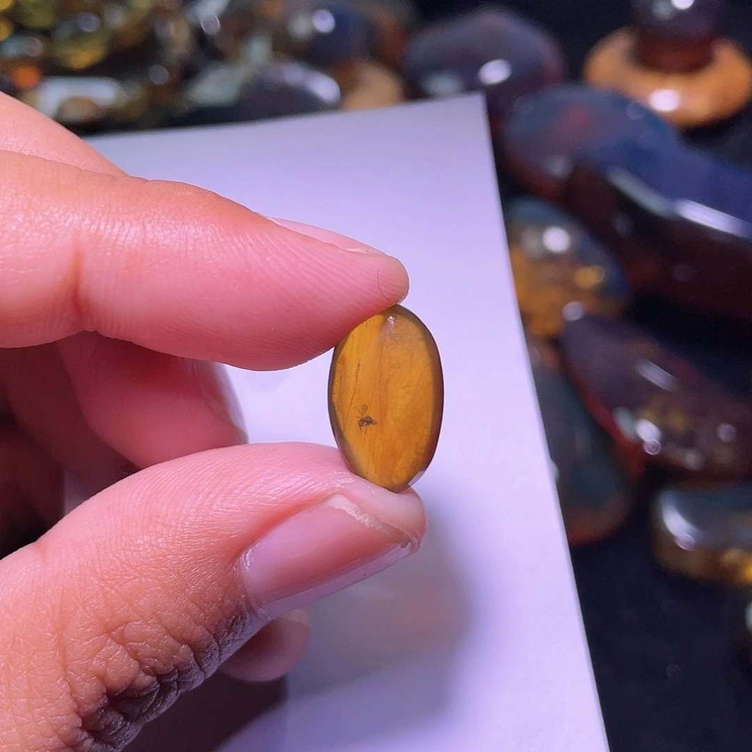 琥珀裸石未镶嵌，