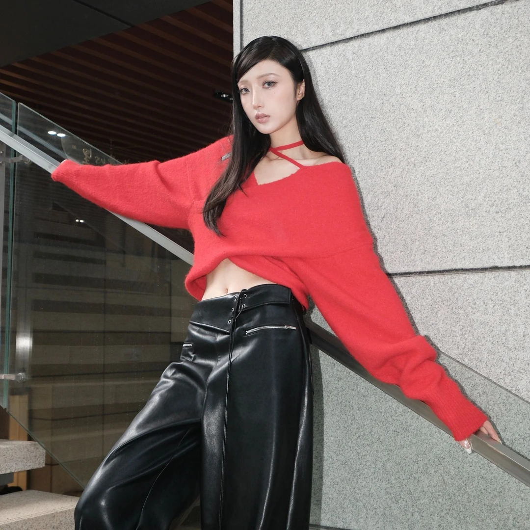 UHOT/诱货红色蝙蝠袖交叉挂脖v领针织上衣性感甜酷新款UWWW3Z743M