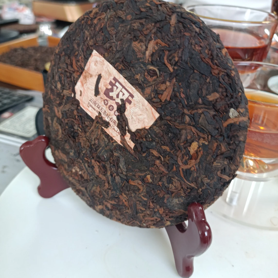 2005年竹篓发酵老曼峨普洱熟茶200克饼
